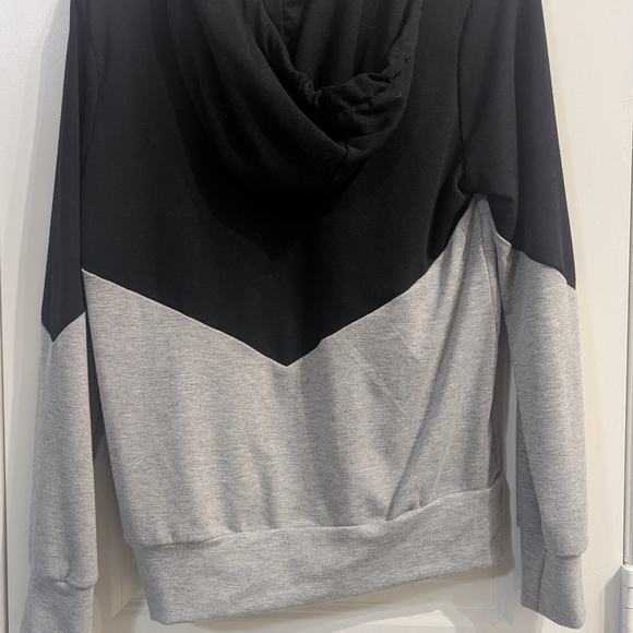 Kaileigh Joanna Chevron ColorBlock Hooded Knit Top - Picture 2 of 5